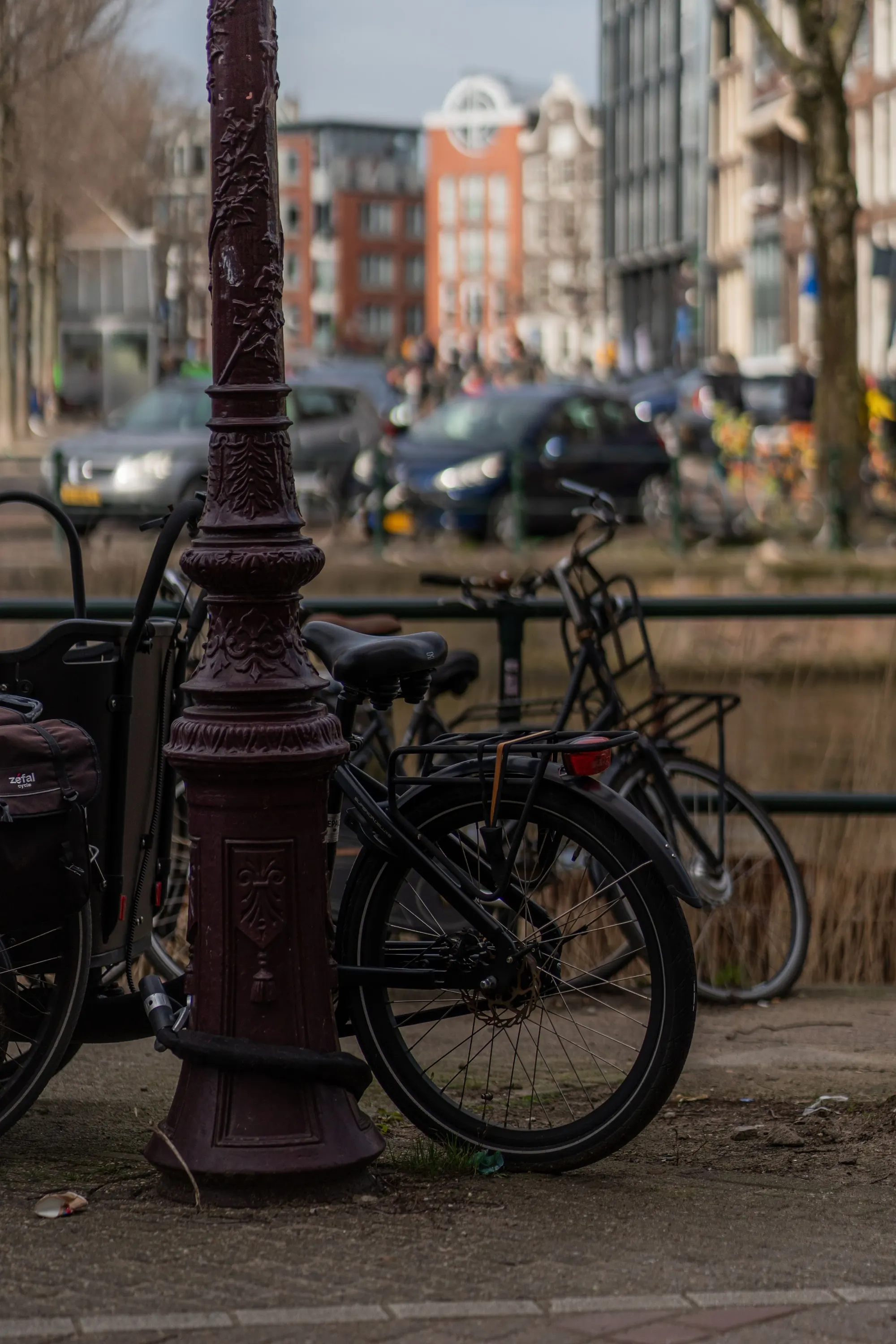Geparkeerde fiets aan een Amsterdamse gracht