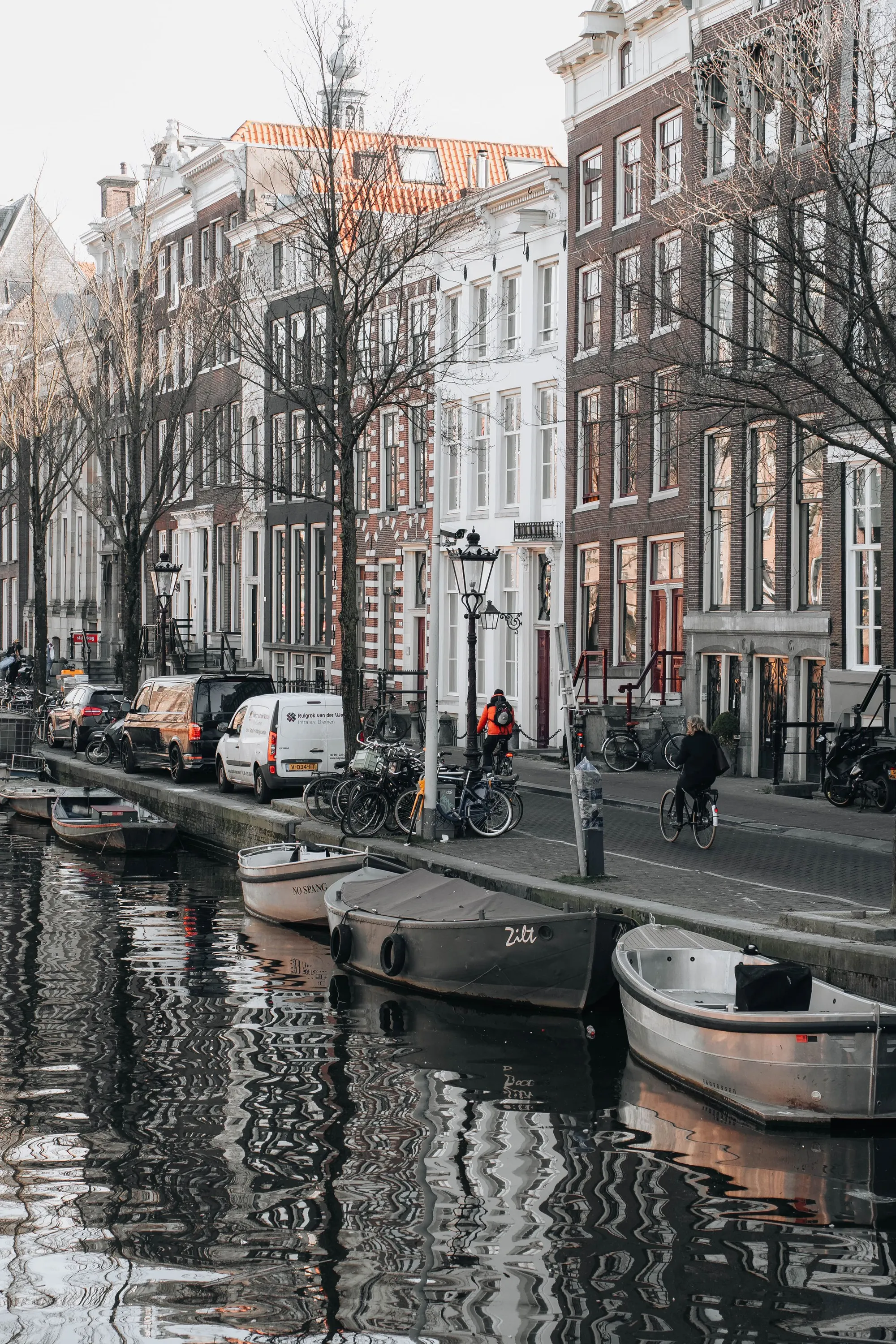 Dichte rij geparkeerde fietsen in Amsterdam