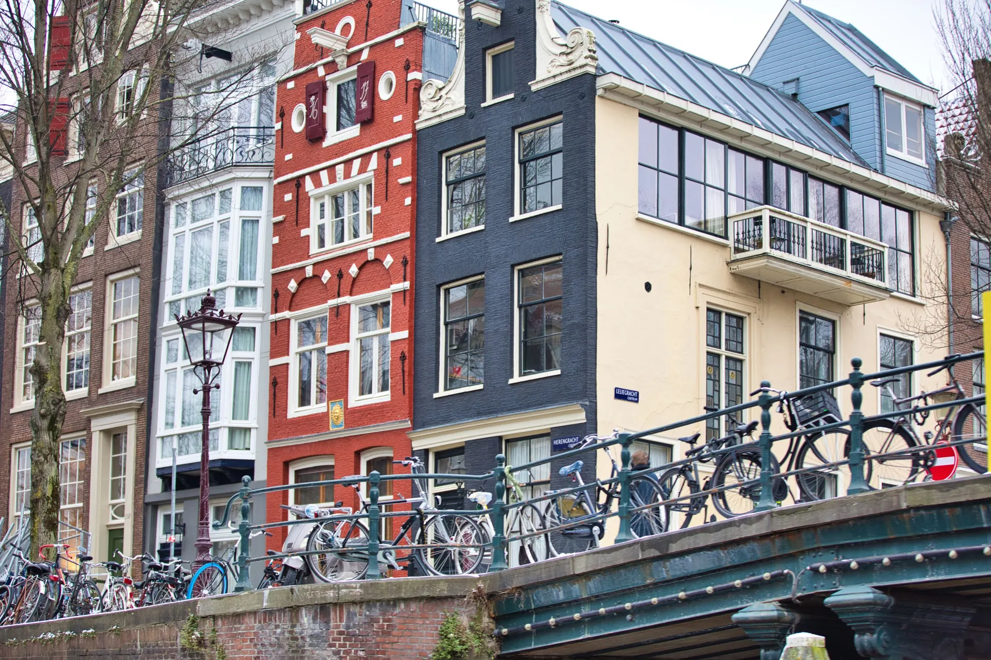 Amsterdamse gevels langs een grachtbrug