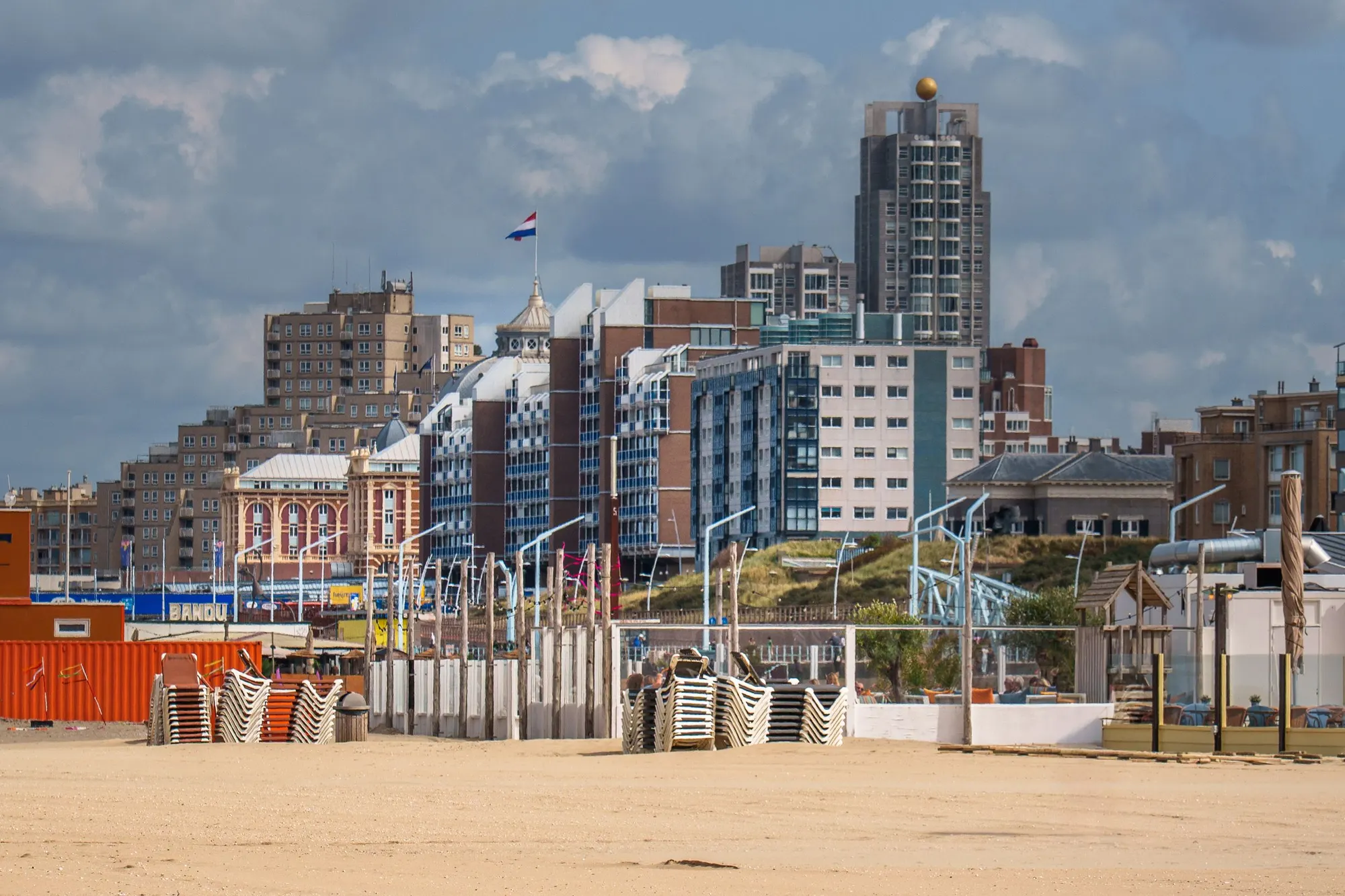 Strand van Scheveningen met hotels op de achtergrond