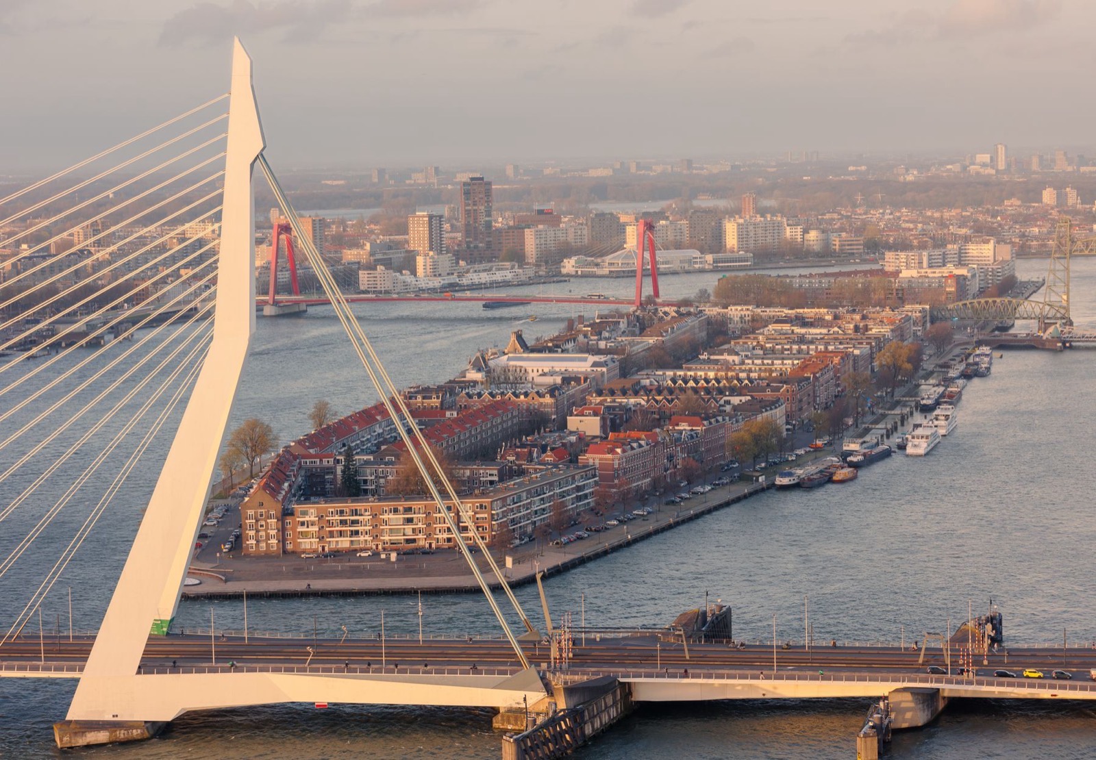 Luchtbeeld van Erasmusbrug, Noordereiland en Willemsbrug