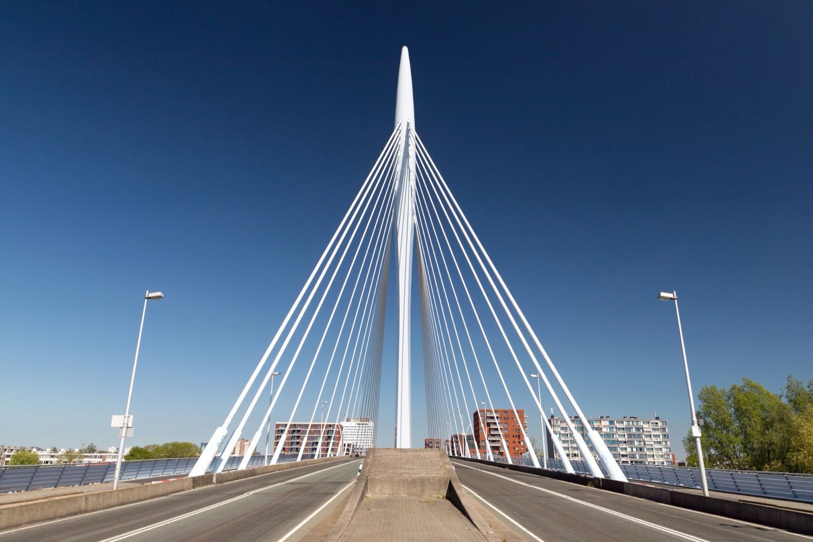 Symmetrische witte tuibrug tegen een heldere hemel